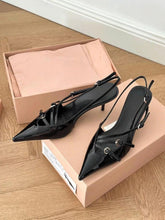 Tacones altos de aguja con tiras y punta de charol